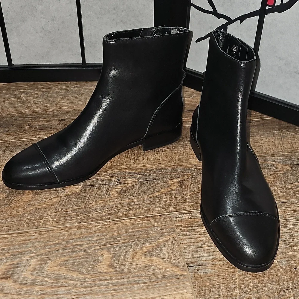 Ann Taylor Black Zippered Ankle Boots Size 8